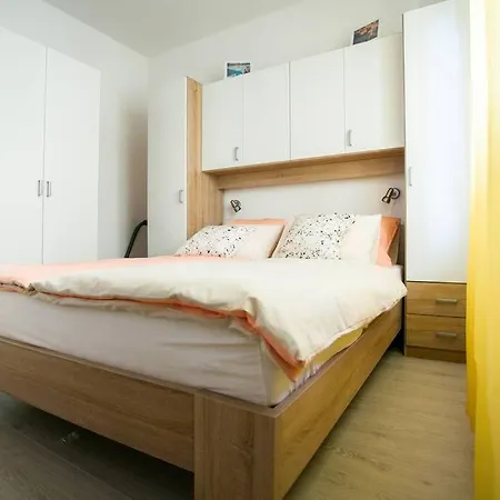 David, 2mins From Town Centre *