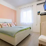 David, 2mins From Town Centre * Split