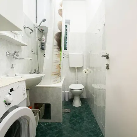 David, 2mins From Town Centre *