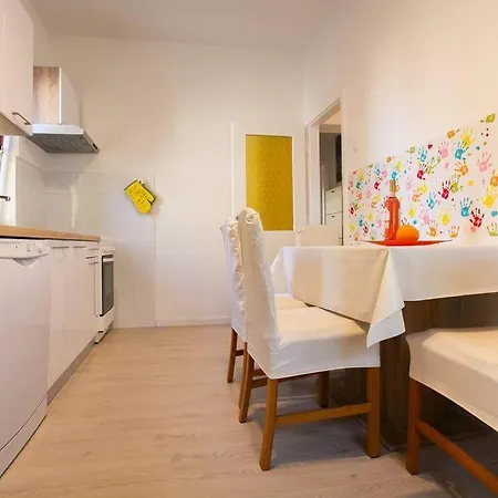 David, 2mins From Town Centre *