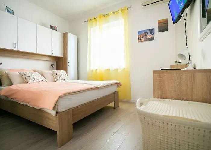 David, 2mins From Town Centre Apartman *